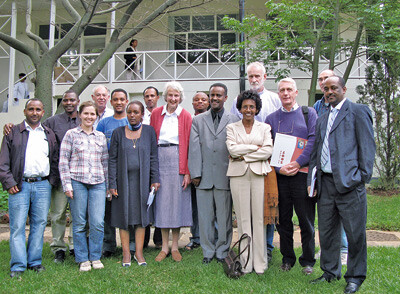 Deltakere fra mange land, med pioneren Catherine Hamlin i midten, på seminar om fødselsfistler ved Addis Abeba Fistula…
