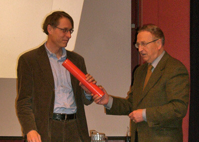 Vidar Gundersen mottar Monrad-Krohns pris fra priskomiteens formann, Rolf Nyberg-Hansen. Foto Espen Dietrichs, Rikshospitalet