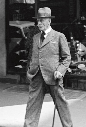 Knut Hamsun spaserer på Karl Johans gate, 1936. Foto NTB/Scanpix