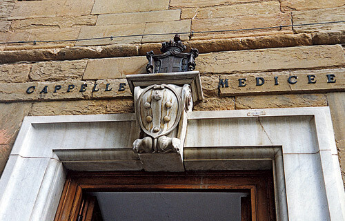 Figur 2  Våpenskjoldet til Medici-familien, fra Medici-kapellet i Firenze. De runde ballene er sannsynligvis piller som…