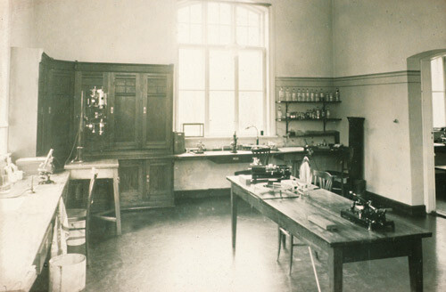 Histologisk avdeling. Her arbeidet assistentene i sitt første år. Ved bordet satt, som det heter i Haalands egne brev, «en…