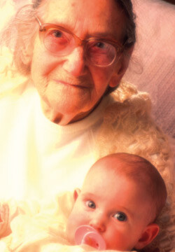 Det er store sjanser for at dette barnet blir like gammelt som sin 100-årige oldemor. Illustrasjonsfoto Science Photo…