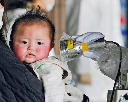 Måling av radioaktivt jod i skjoldkjertelen hos et barn fra Fukushima-distriktet. Foto Kyoda/Reuters/Scanpix