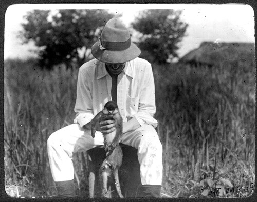 Legen John Lancelot Todd (1876 – 1949) med en ape som ble brukt i eksperimenter på en ekspedisjon i Kongo 1903 – 05. Foto…
