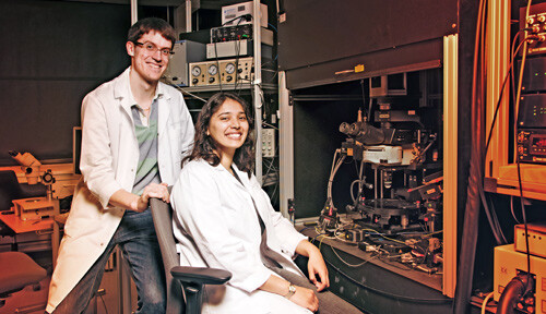 Vinita Rangroo Thrane og Alexander S. Thrane foran et tofotonmikroskop ved Lettensenteret, Universitetet i Oslo. Foto: John&hellip;