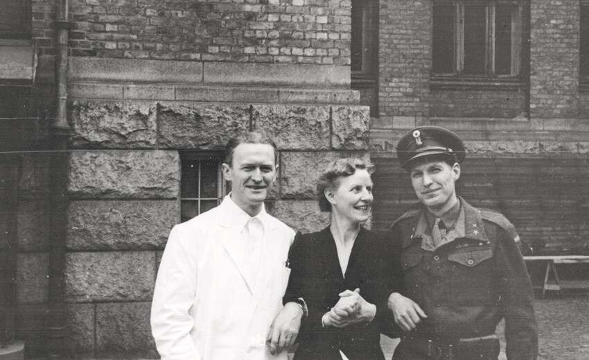 Figur 3  Finn og Aslaug B&oslash;e sammen med Knut Haugland foran Rikshospitalets kvinneklinikk. &Aring;rstall ukjent. Foto: Privat