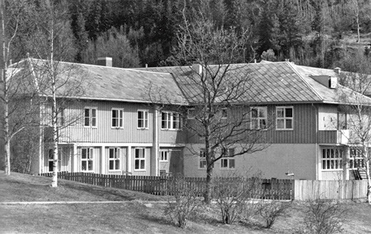 Figur 2  Solbakken ved Kl&aelig;bu pleiehjem, institusjonen der Gro bodde. Foto: Ingar Johansen, Adresseavisen, 1983. Gjengitt med&hellip;