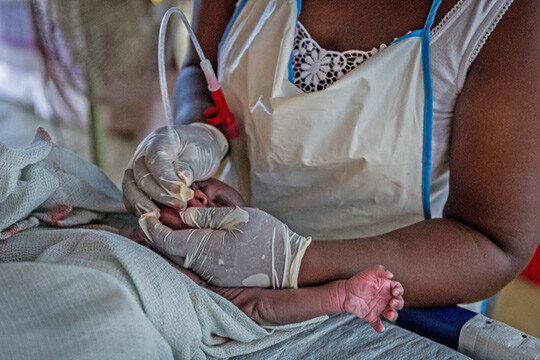 Behandling av et nyfødt barn ved en klinikk i Sør-Sudan. Foto: Alessandro Rota/Scanpix