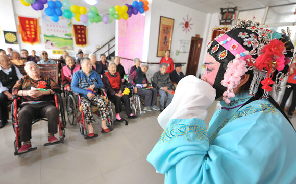 En tradisjonell kinesisk operaforestilling på et sykehjem for eldre i Qingdao, Øst-Kina. Foto: Sipa USA/NTB scanpix