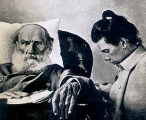 Leo Tolstoj fotografert på sykeleiet sammen med sin datter Tatjana