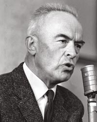 Helsedirektør Karl Evang (1902 – 81) taler foran Rådhuset i Oslo under en demonstrasjon 26.4.1962. Foto Ivar Aaserud/SCANPIX