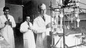 Professor Klaus Hansen (1895 – 1971) gjør i stand tungtvann som han drakk i sitt laboratorium 27.1. 1935. Foto TopFoto…