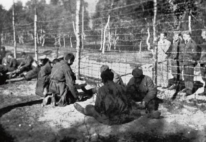 Figur 1  Russiske fanger bespises på bakken i en fangeleir sensommeren 1941. Foto SCANPIX