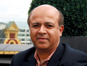 Abraham Verghese (f. 1955) er infeksjonsmedisiner, forfatter og professor ved Stanford University School of Medicine. Hans…