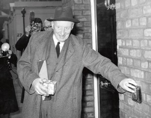 Figur 1  Lord Moran, sir Winston Churchills lege og venn, ringer p&aring; d&oslash;rklokken i Churchills hjem i nr. 28 Hyde Park Gate p&aring;&hellip;