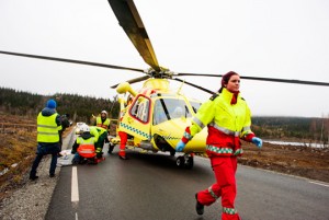 Helikopter tar imot &laquo;pasient&raquo; under &oslash;velse. Foto: Helse Midt-Norge RHF