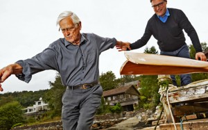 Med en hjelpende hånd fra sønnen er det ingen sak for Audun (92) å komme seg ned i robåten. Foto: Ole Walter Jacobsen