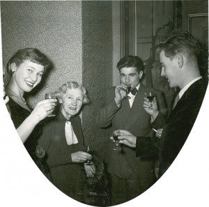 Figur 3  Fra en kullfest høsten 1954. Fra venstre ses medisinstudentene Bjørg Thorsen (nå Vinje), Pylorica, Jens Aamold og…