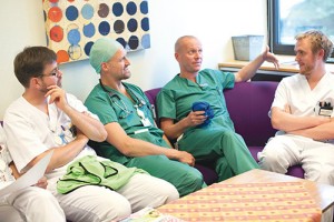 Tilsette ved Haukeland universitetssjukehus tek seg ein velfortjent pause. Foto: Haukeland universitetssjukehus/Helga Maria&hellip;
