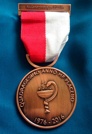 Figur 1  Jubileumsmedaljen til MF Placebo, med logo inspirert av Asklepios' stav, tegnet av Joanna Sulkowska. . Foto: Heidi…
