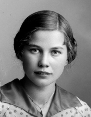 Helga Myhre (1898–1992), som andreårs gymnasiast i 1915. Foto: Fotografen er ukjent, men fotografiets vernetid regnes som…