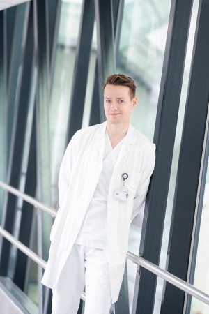 FORNØYD: Kombinasjonen av klinikk, forskning og undervisning fungerer godt for Vikse. Foto: Marie von Krogh