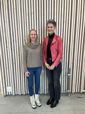 ARBEIDER MED VEILEDEREN: Aud Marie Tandberg (leder i Norsk samfunnsmedisinsk forening) og Kristin Cotta Schønberg (leder i…
