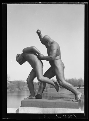 Gustav Vigeland, skulptur fra Vigelandsparken, 1944. Foto: Henriksen & Steen via Nasjonalbiblioteket / I offentlig eie.