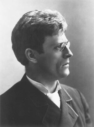 Figur 3 Knut Hamsun (1859&ndash;1952) i 1890, 31&nbsp;&aring;r gamal. Han var tremenning til Ernest Lawrence si mor. Foto: I offentlig eie,&hellip;
