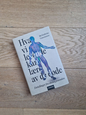 Artikkelforfatterens bok &laquo;Hva vi levende kan l&aelig;re av de d&oslash;de &ndash; fortellinger fra obduksjonssalen&raquo;. Utgitt p&aring; Aschehoug, 2025.