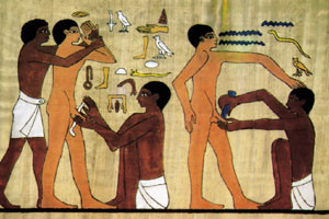 Omskjæring fremstilt på et egyptisk grottemaleri (ca. 3 000 f.Kr.). Foto Corbis/Scanpix