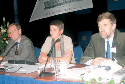 Landsstyrets møtedirigenter Bjørn Martin Aasen og Marta Ebbing, sammen med Terje Vigen, konstituert generalsekretær. Foto…