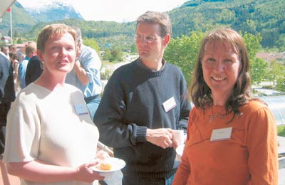 Lise Heiberg, Henning Mørland og Torild Berg fortsatte diskusjonen utendørs. Foto Lisbet T. Kongsvik