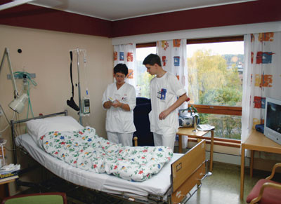 Kreftsykepleierne Solveig Erdal Lindås og Lars Wennestrøm på jobb ved den palliative enheten. Foto IT-avdelingen, Sykehuset…