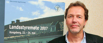 Trygve Kongshavn overrasket med å synge velkomsthilsenen under åpningen av møtet. Foto Lisbet T. Kongsvik