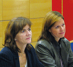 Torunn Janbu og Anne Kjersti Befring lytter oppmerksomt til presentasjonen av kravene til ny hovedavtale. Foto Lise B…