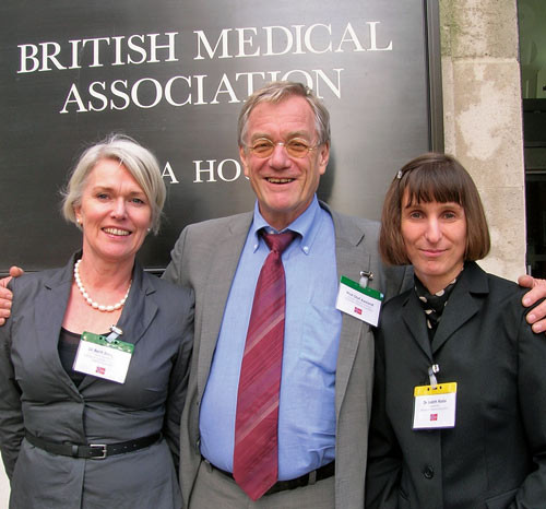 Berit Bringedal, Olaf G. Aasland og Judith Rosta fra Legeforeningens forskningsinstitutt foran British Medical Association i…
