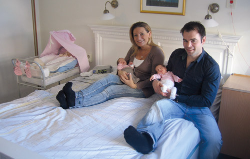 Figur 1  Foreldre med prematurt fødte tvillinger på eget rom i nyfødtseksjonen. Foto Alf Meberg