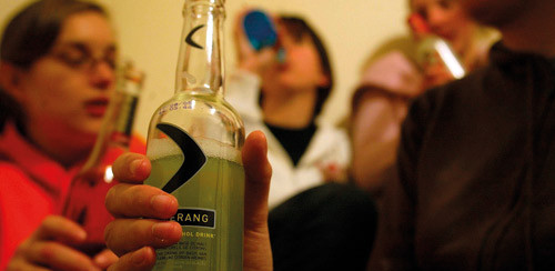 Undersøkelser viser at ungdom får kjøpt alkohol selv om de er under 18 år. Illustrasjonsfoto Colourbox