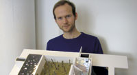 Henrik Treimo viser frem modellen av den 400 m&sup2; store utstillingen. Foto Lise B. Johannessen