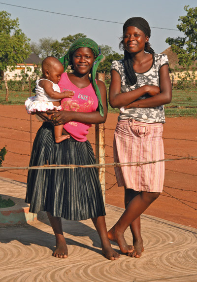 Befolkningen må betraktes som en del av helsesystemet. Jentene på bildet er fra Limpopo, Sør-Afrika, der kvinnenettverket…