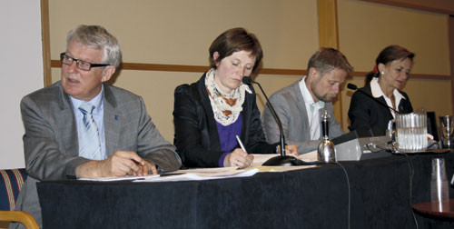 Panelet noterer ivrig. Fra v. Knut Magne Ellingsen, Kjersti Toppe, Bent Høie og Torunn Janbu. Foto Lise B. Johannessen