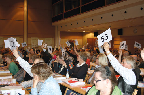 Det var stor aktivitet blant delegatene på landsstyremøtet 2011. Foto Lise B. Johannessen