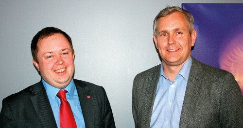 Statssekretær Robin Kåss (t.v.) og Ylfs leder Johan Torgersen diskuterte legers ytringsfrihet. Foto Lisbet T. Kongsvik