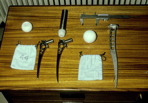 Figure 2  Christiansen’s hemiprosthesis in 1967. Femoral heads made of polyethylene, diameter 44 mm and 52 mm, without a…