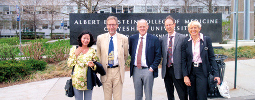 Rådet for legeetikk foran Albert Einstein College of Medicine. Fra v. Ellen Økland Blinkenberg, Karsten Hytten, Trond…