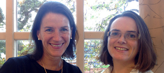 Reidun Sandvik (til høyre) med sin hovedveileder Bettina S. Husebø. Foto: Elisabeth Flo