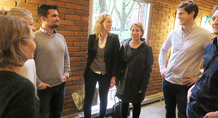 Hege Gjessing og Hanne Gillebo-Blom i samtale med noen av de fremmøte legene i pausen. De unge legene hadde mange spørsmål…