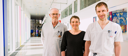 Fra venstre: Tom G. Tanbo, førsteforfatter Nora Johansen og Trond M. Michelsen. Foto: Øystein H. Horgmo, Universitetet i Oslo
