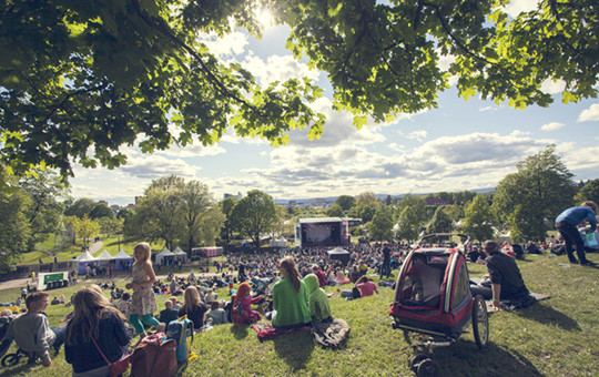 FESTIVALSTEMNING: Festivalmedisinerne bytter sykehus eller klinikk med grønne sletter fylt av festglade mennesker. Foto:…